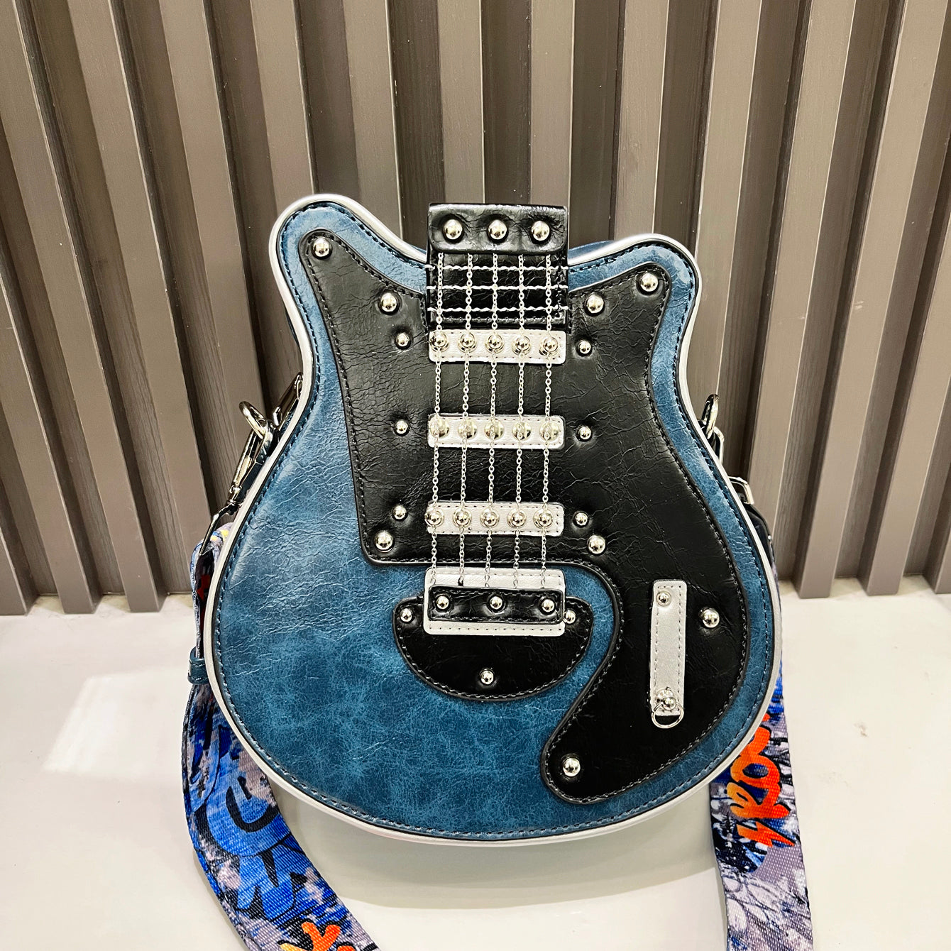 Gitar Şekilli Çanta (Kolye Hediyeli)