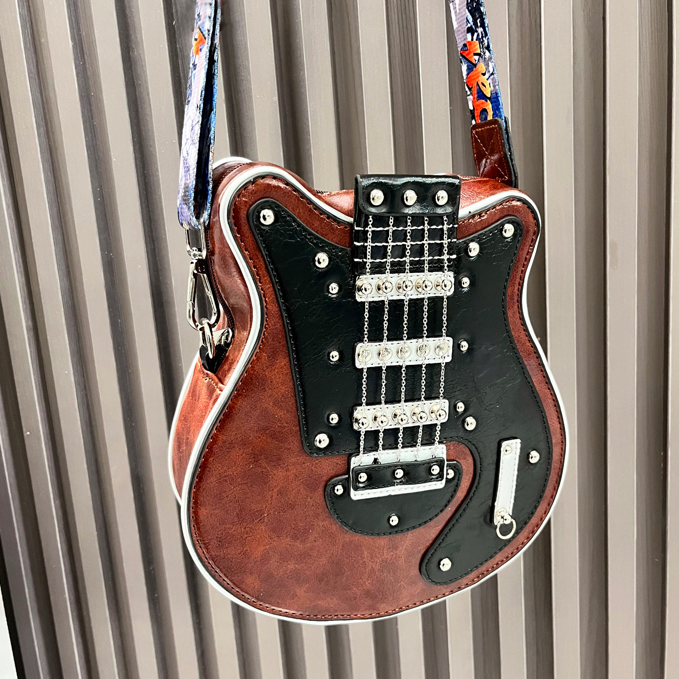 Gitar Şekilli Çanta (Kolye Hediyeli)